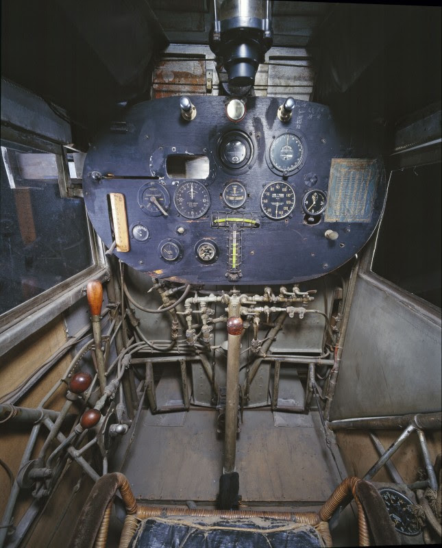cockpit005